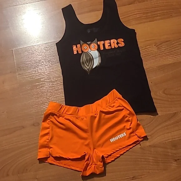 Hooter's uniform top small and shorts xs St Louis , Missouri - Picture 3 of 11